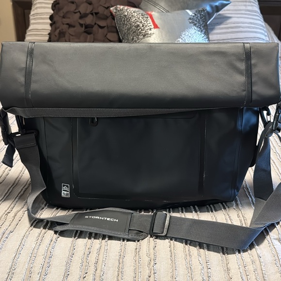 Stormtech Waterproof Messenger Bag - Picture 4 of 7